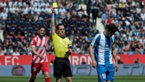 Prieto Iglesias mostrant una targeta a Javi López