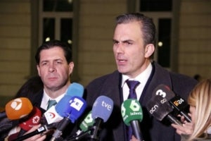 Representants de Vox, de l'acusaci&oacute; popular, a la sortida de la sessi&oacute; de dimecres del judici per l'1-O