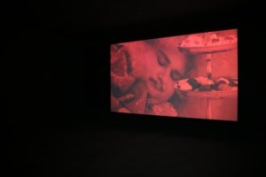 Sala de projecci&oacute; de la instal&middot;laci&oacute; 'Albert Serra. Roi Soleil'