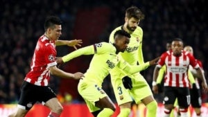 Semedo i Piqué protegeixen una pilota sota la pressió de Lozano