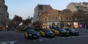 Taxis aparcats a la Gran Via, en l'acampada que bloqueja l'avinguda per protestar pel decret sobre VTC que proposa al Generalitat