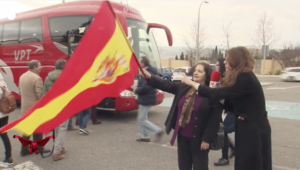 'Todo es mentira' intentant pujar a un autobús del PP