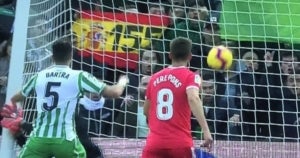 Un aficionat del Betis, amb una bandera espanyola amb el 155.