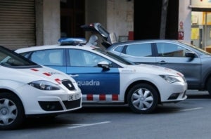 Un agent de la científica treballant fora de l'edifici on s'ha trobat una dona morta a Reus