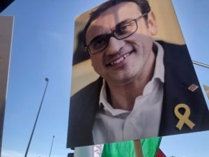 Un cartell amb la foto de Josep Rull a la manifestaci&oacute; a favor dels presos pol&iacute;tics a Sevilla