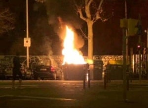 Un dels contenidors cremats al Poblenou