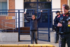 Un dels detinguts sortint de la comissaria de Girona