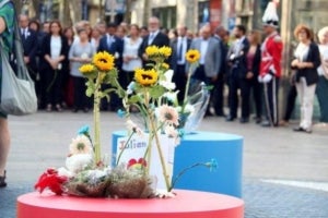 Un homenatge floral per les v&iacute;ctimes del 17-A a la Rambla de Barcelona