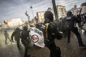Un moment de les càrregues matinals dels Mossos a Girona