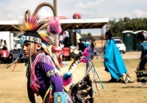 Un nen nadiu americà vestit a l'estil tradicional