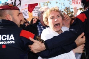 Una de les concentrades a la manifestaci&oacute; de metges intentant passar el cord&oacute; dels Mossos d'Esquadra
