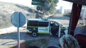 Una furgoneta de la Guàrdia Civil aturant un autocar