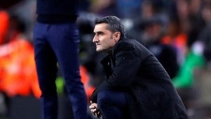 Valverde observa el partit contra el Celta al Camp Nou