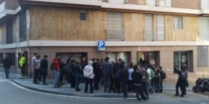 Ve&iuml;ns concentrats davant del casal La Tecla