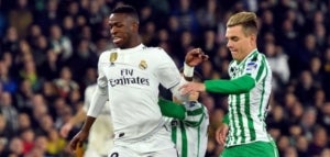 Vinícius i Lo Celso, durant el Betis-Madrid.
