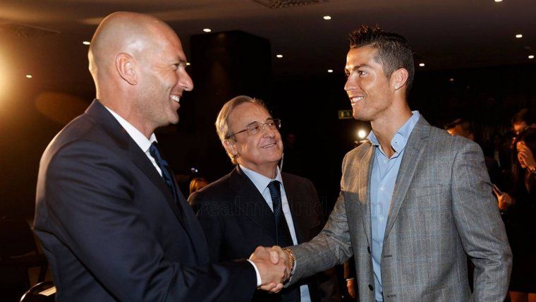 Zidane y Ronaldo se saludan ante la presencia de Florentino Pérez