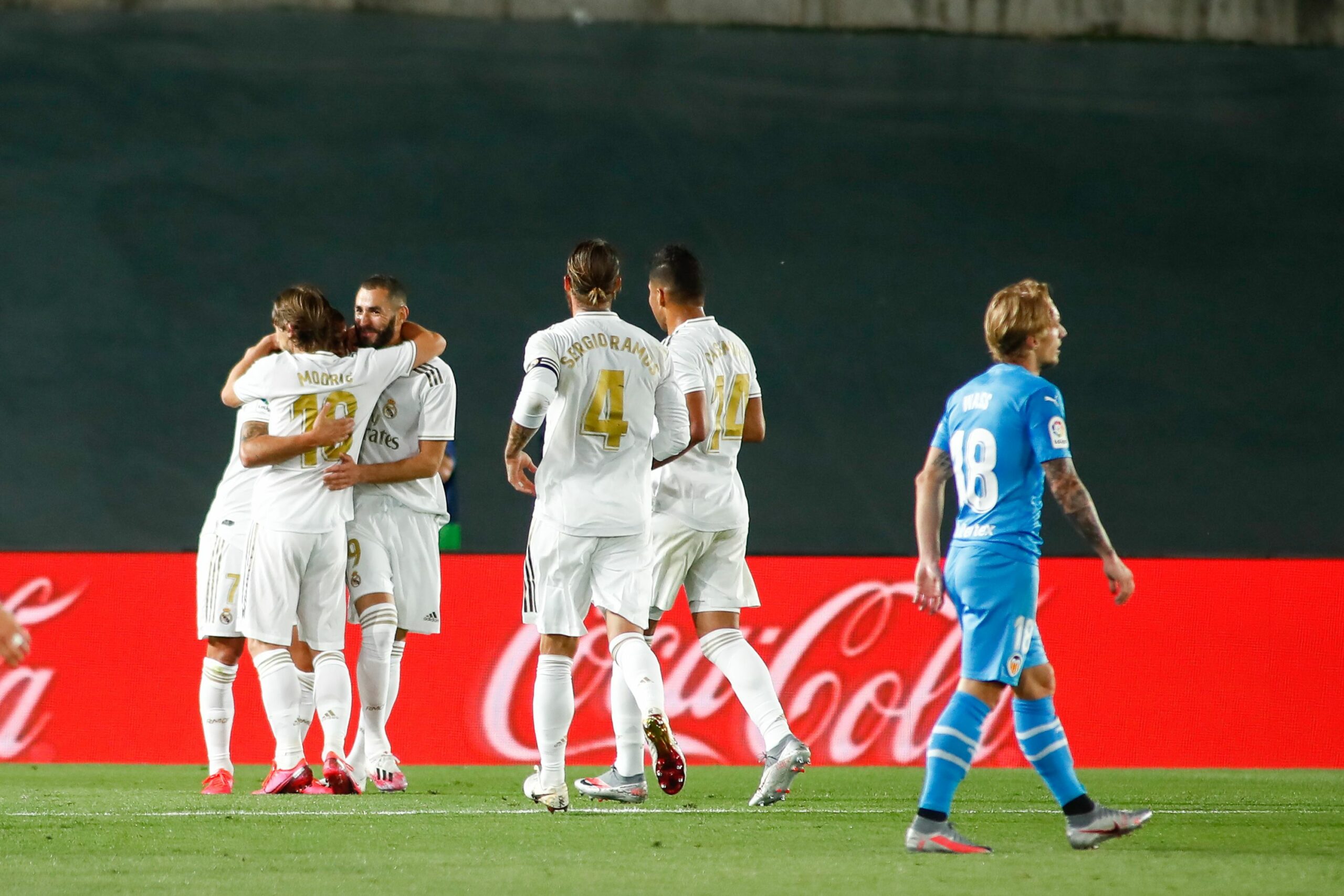Els jugadors del Madrid celebren un dels gols contra el València | Europa Press