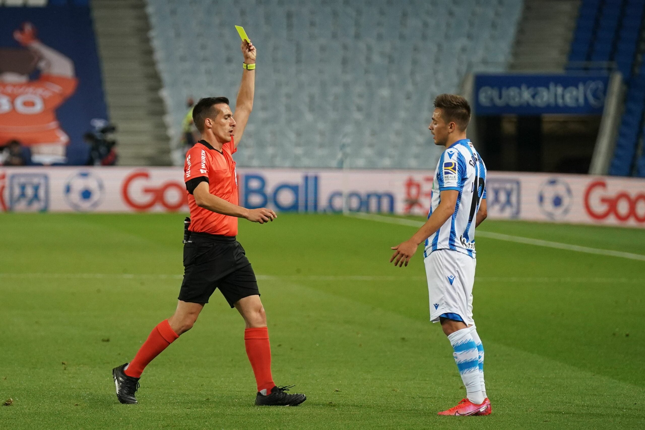 Estrada Fernández ensenya una targeta a Gorosabel | Europa Press