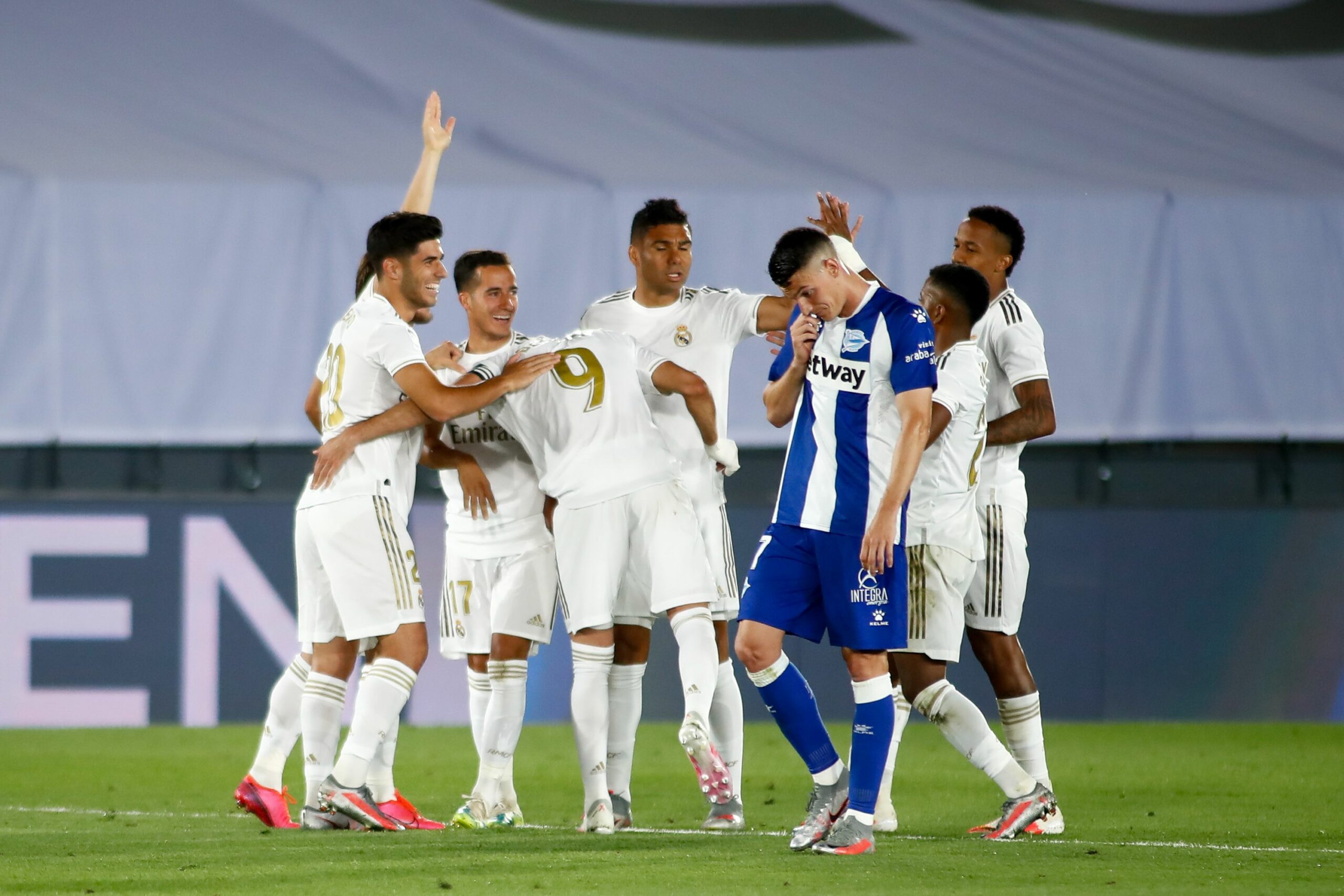 Els jugadors del Madrid celebren un dels gols contra l'Alabès | Europa Press