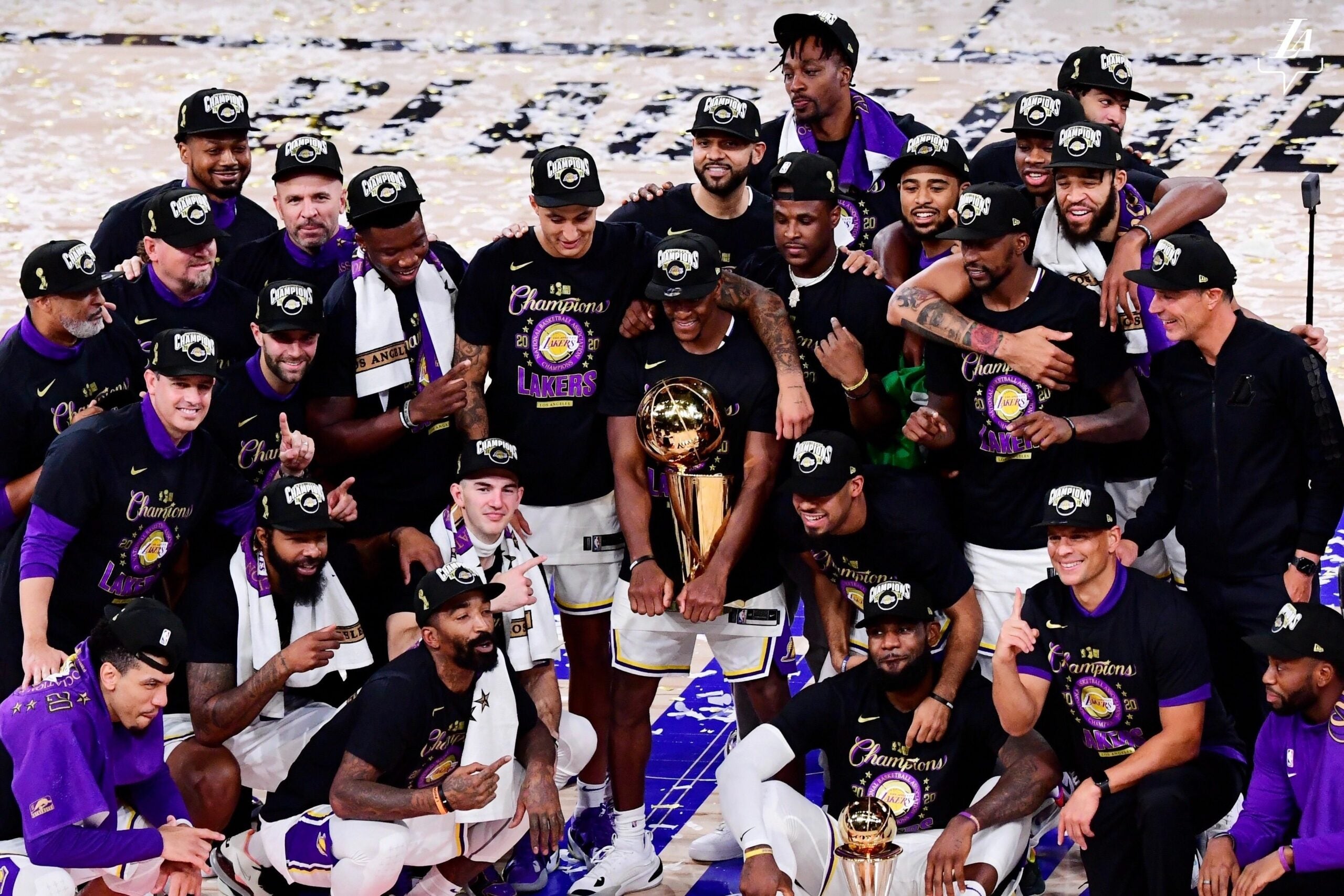 Els jugadors dels Lakers celebren l'anell | @Lakers