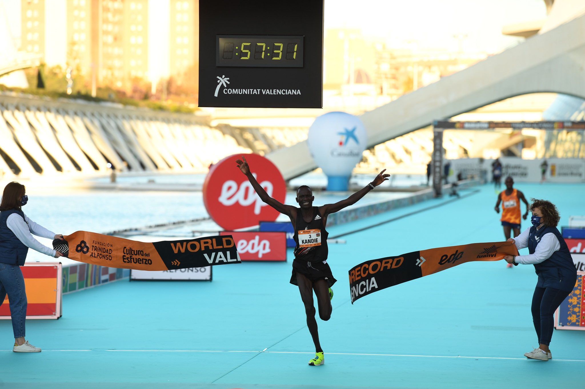 Kibiwott Kandie bat el rècord mundial de mitja marató | Adidas Running