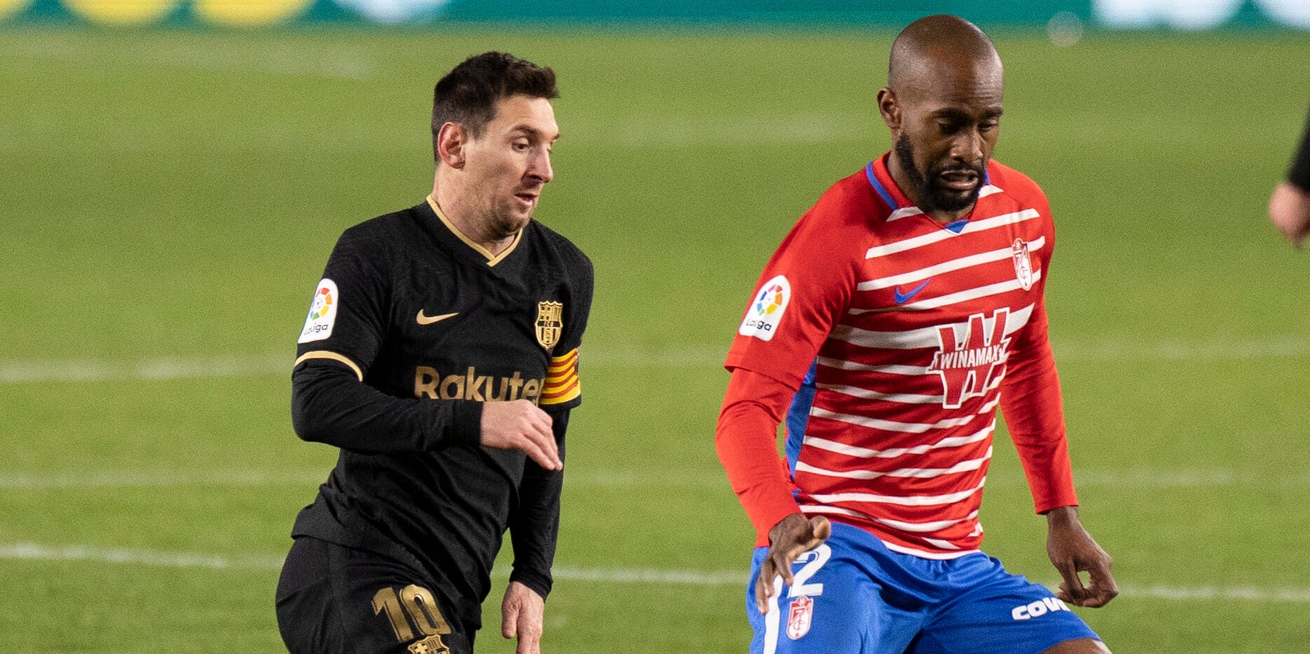 Dimitri Foulquier i Leo Messi, durant un partit entre el Granada i el Barça | Europa Press