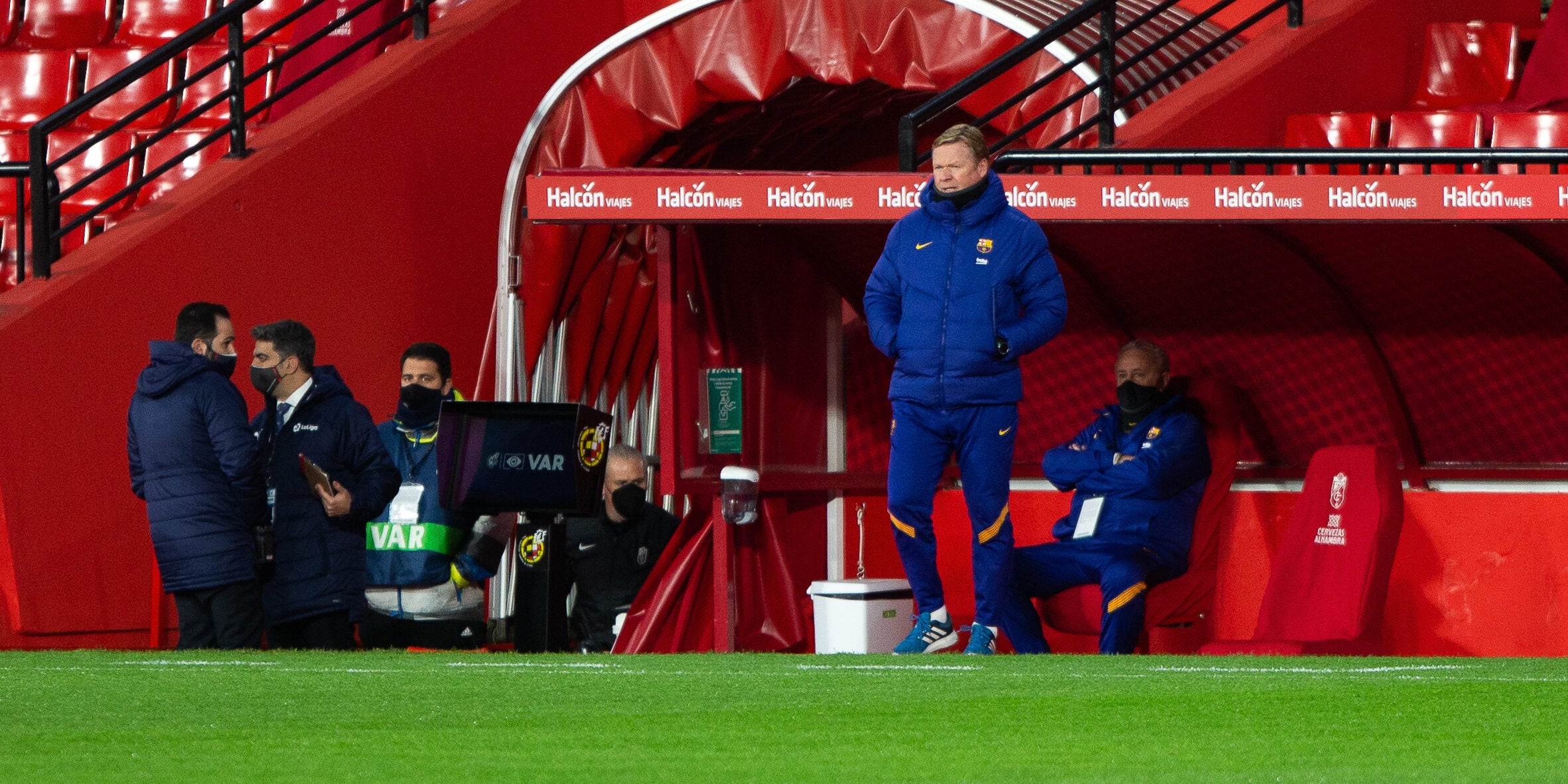 Koeman, durant el partit del Barça contra el Granada | Europa Press
