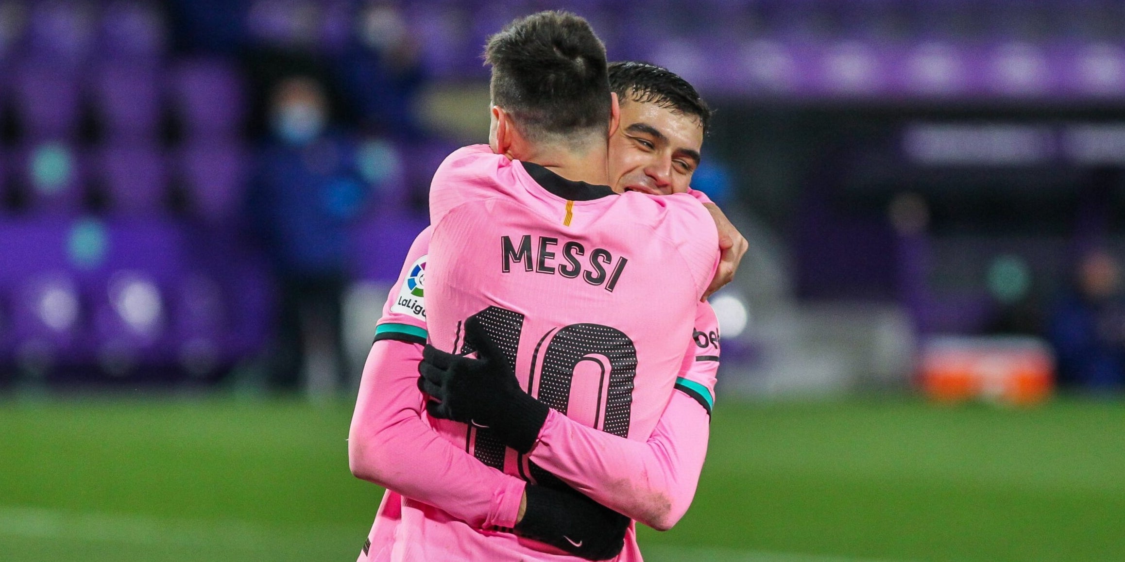 Messi i Pedri s'abracen | Europa Press