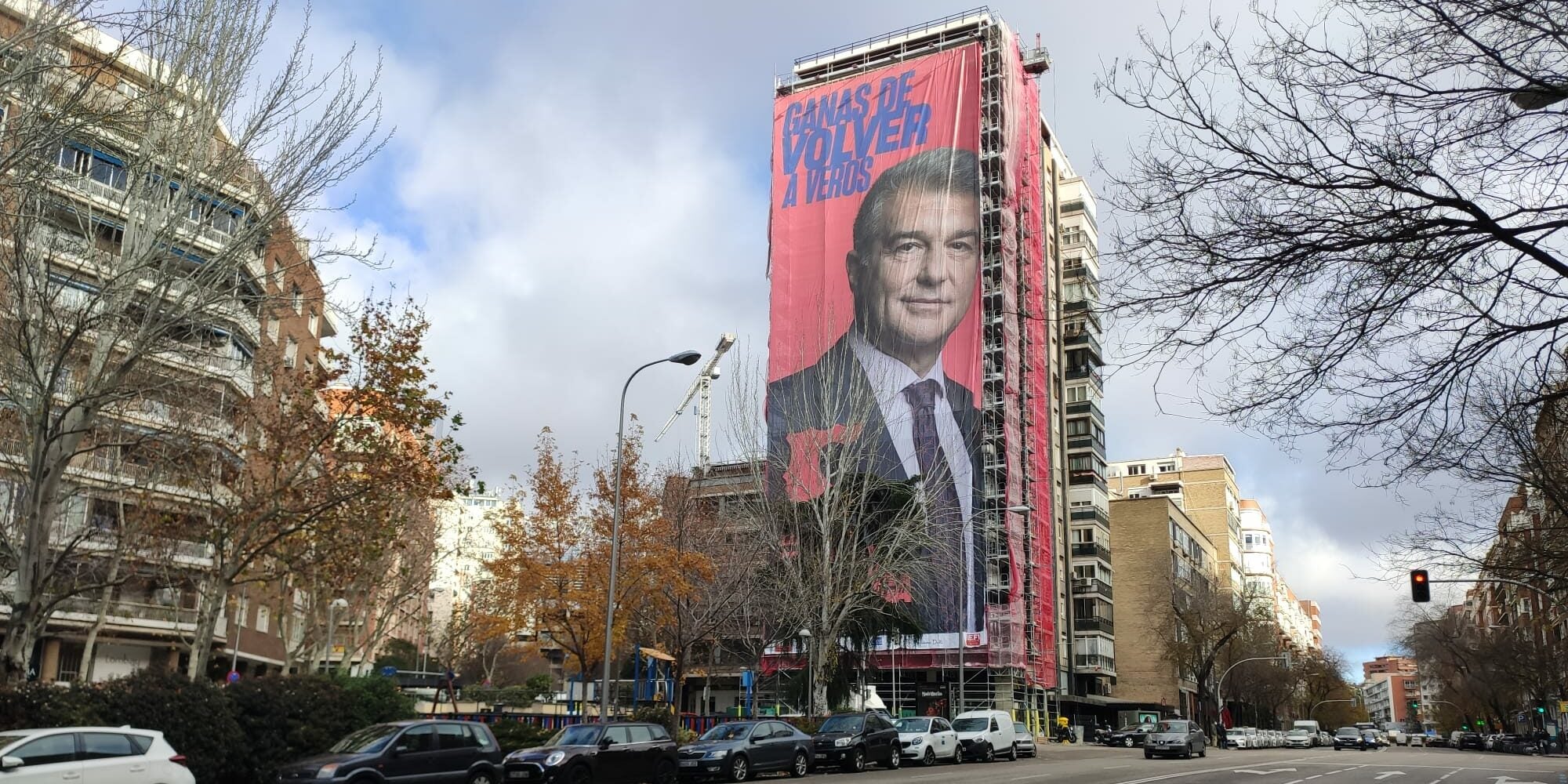 Pancarta gegant de Joan Laporta a Madrid | 'Estimem el Barça'