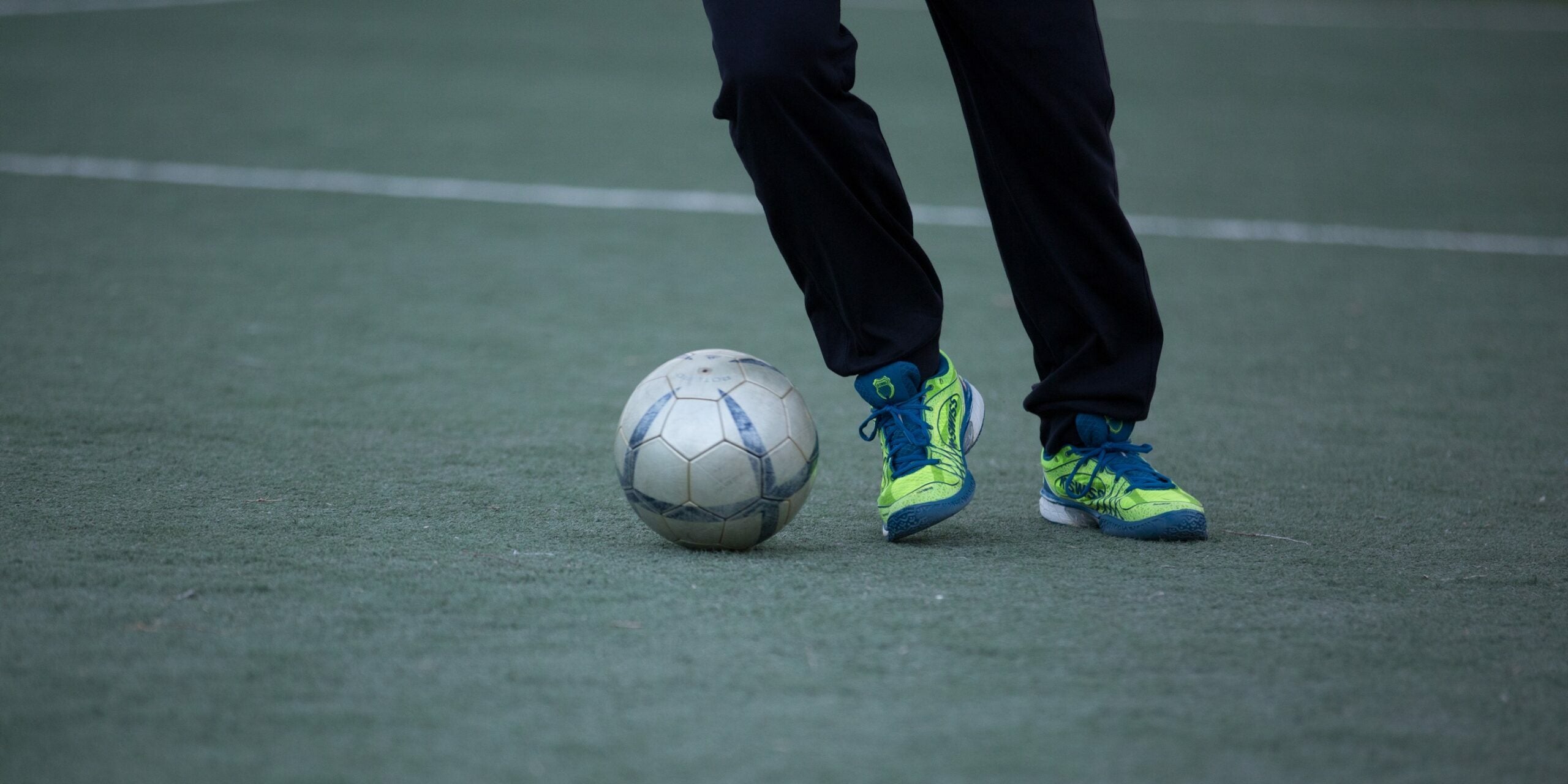 Un jugador, amb una pilota | Fundació La Caixa