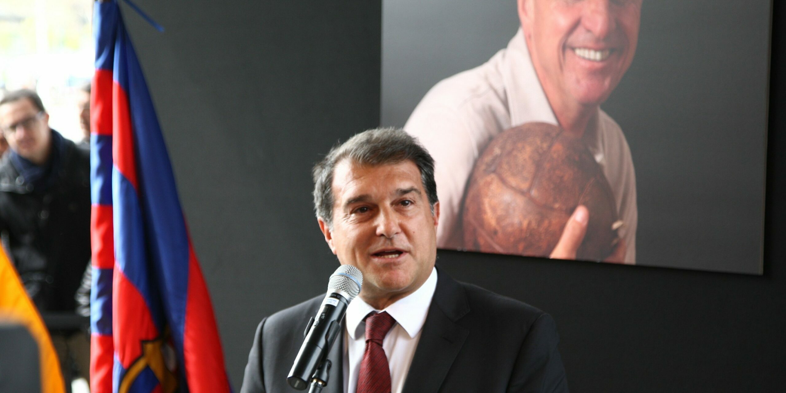 Joan Laporta, amb una imatge de Johan Cruyff | EFE