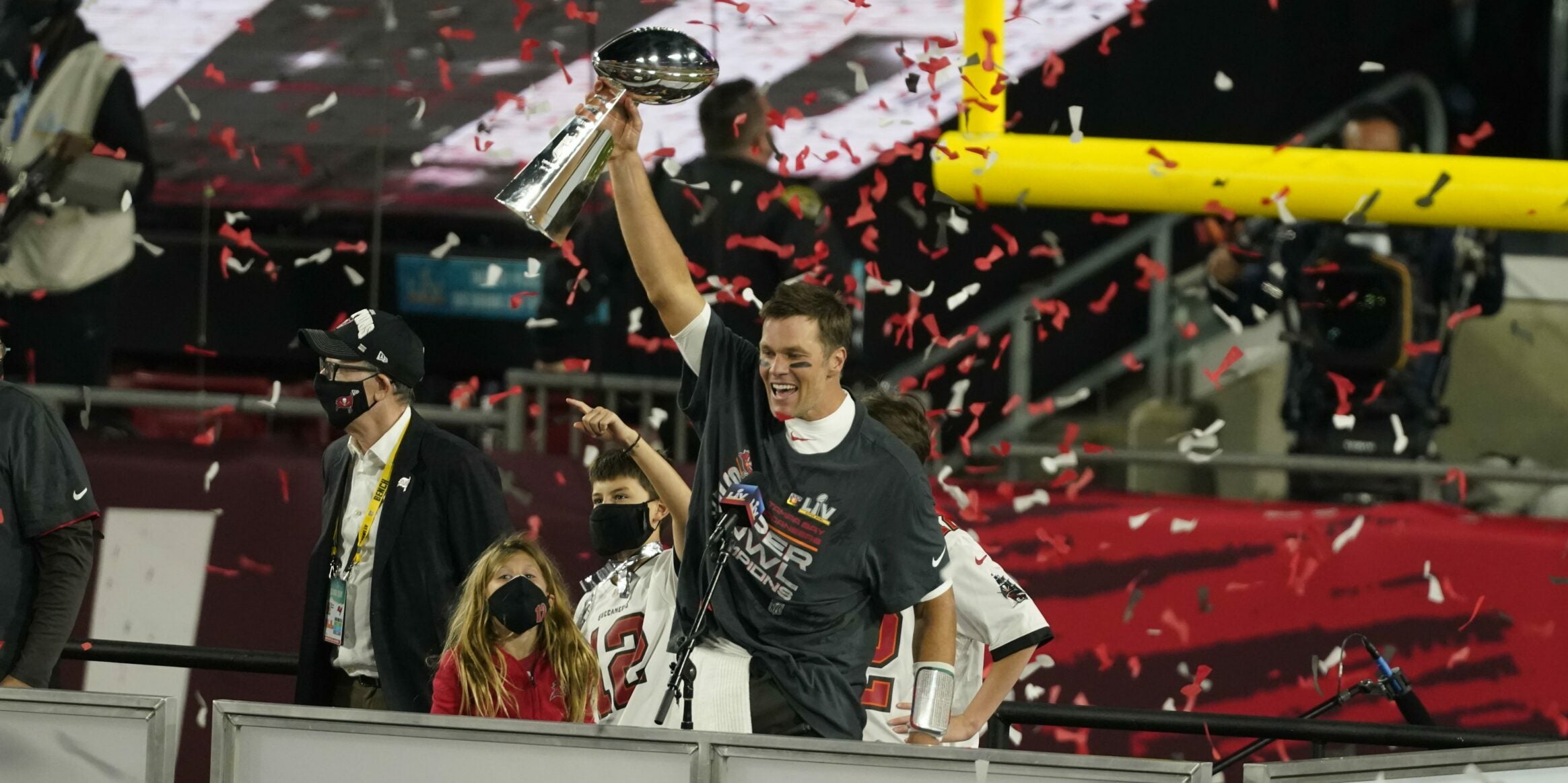 Tom Brady, amb el trofeu de guanyador | Europa Press