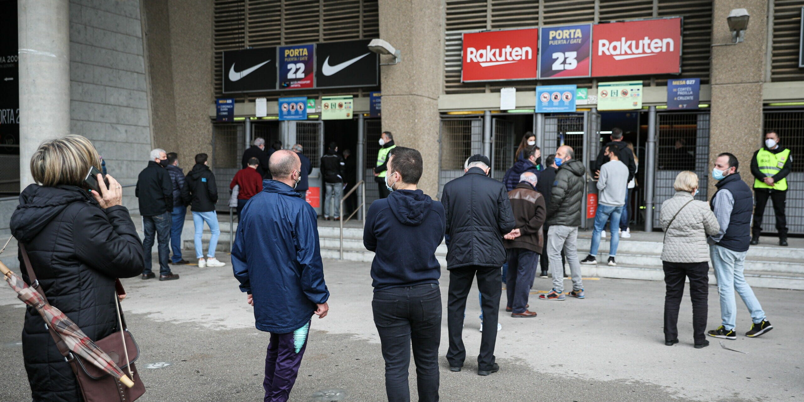 Cues de socis abans de votar | Jordi Borràs