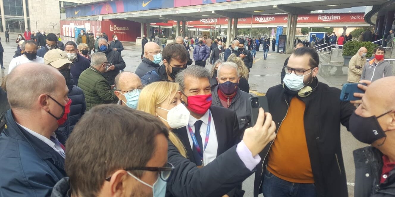 Joan Laporta exerceix el seu dret a vot | Joan Vera