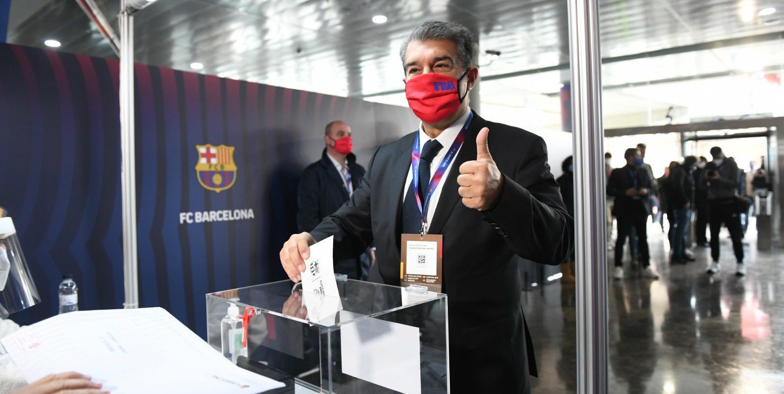Laporta votant al Camp Nou | Joan Laporta