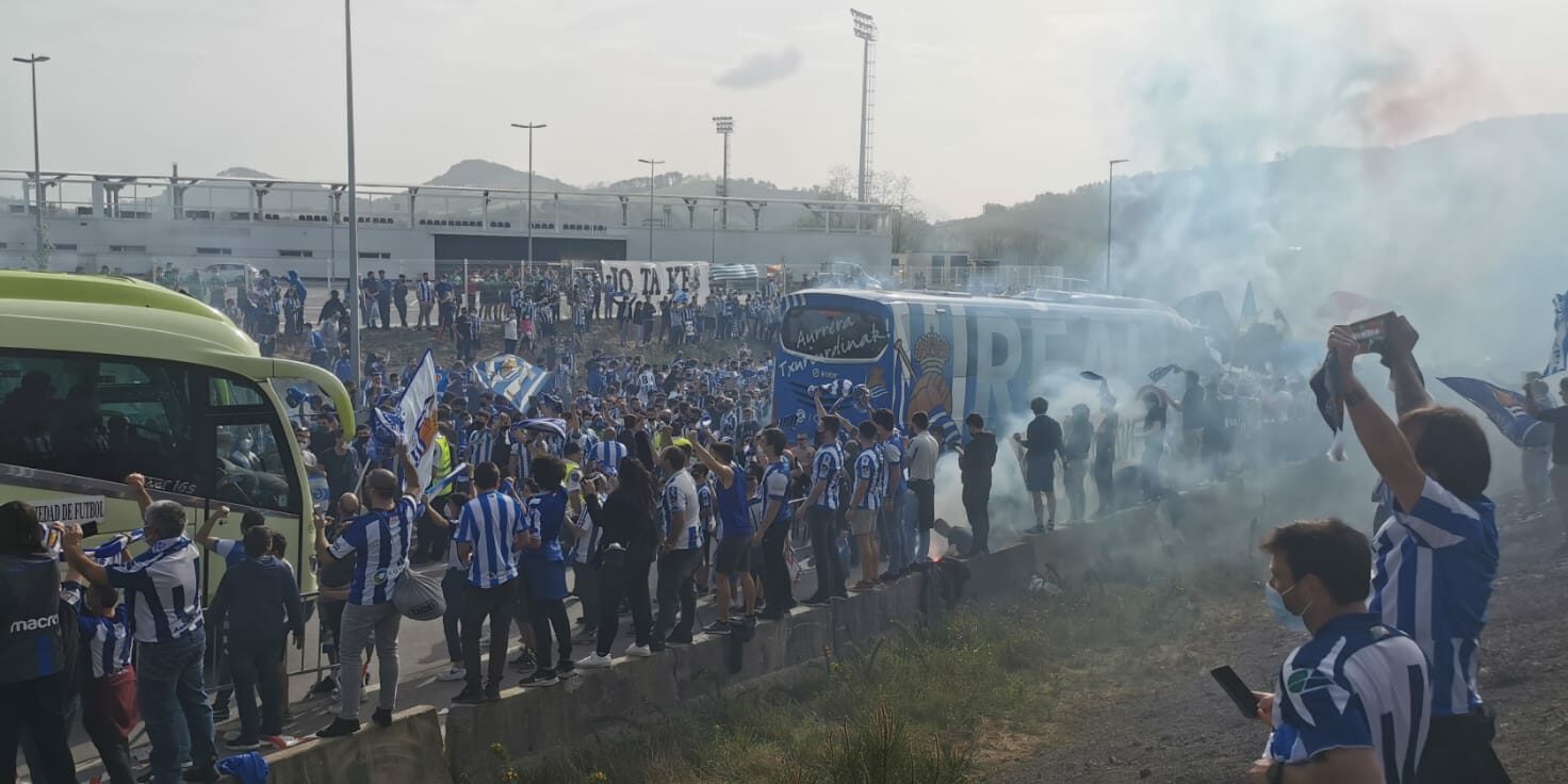Els aficionats de la Reial Societat acomiaden l'equip abans de la final de Copa | Joan Pol Alcaraz