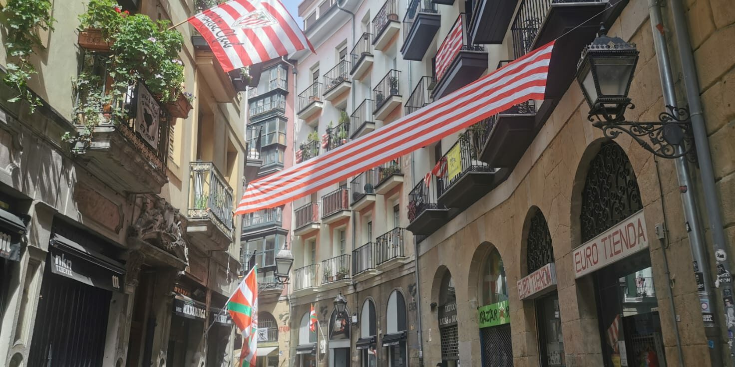 Els carrers del casc antic de Bilbao, engalanats per la final | Joan Pol Alcaraz