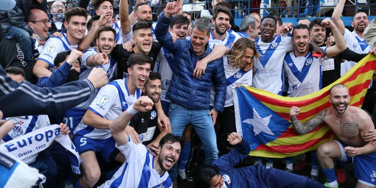 Els jugadors de l'Europa celebren l'ascens | CE Europa