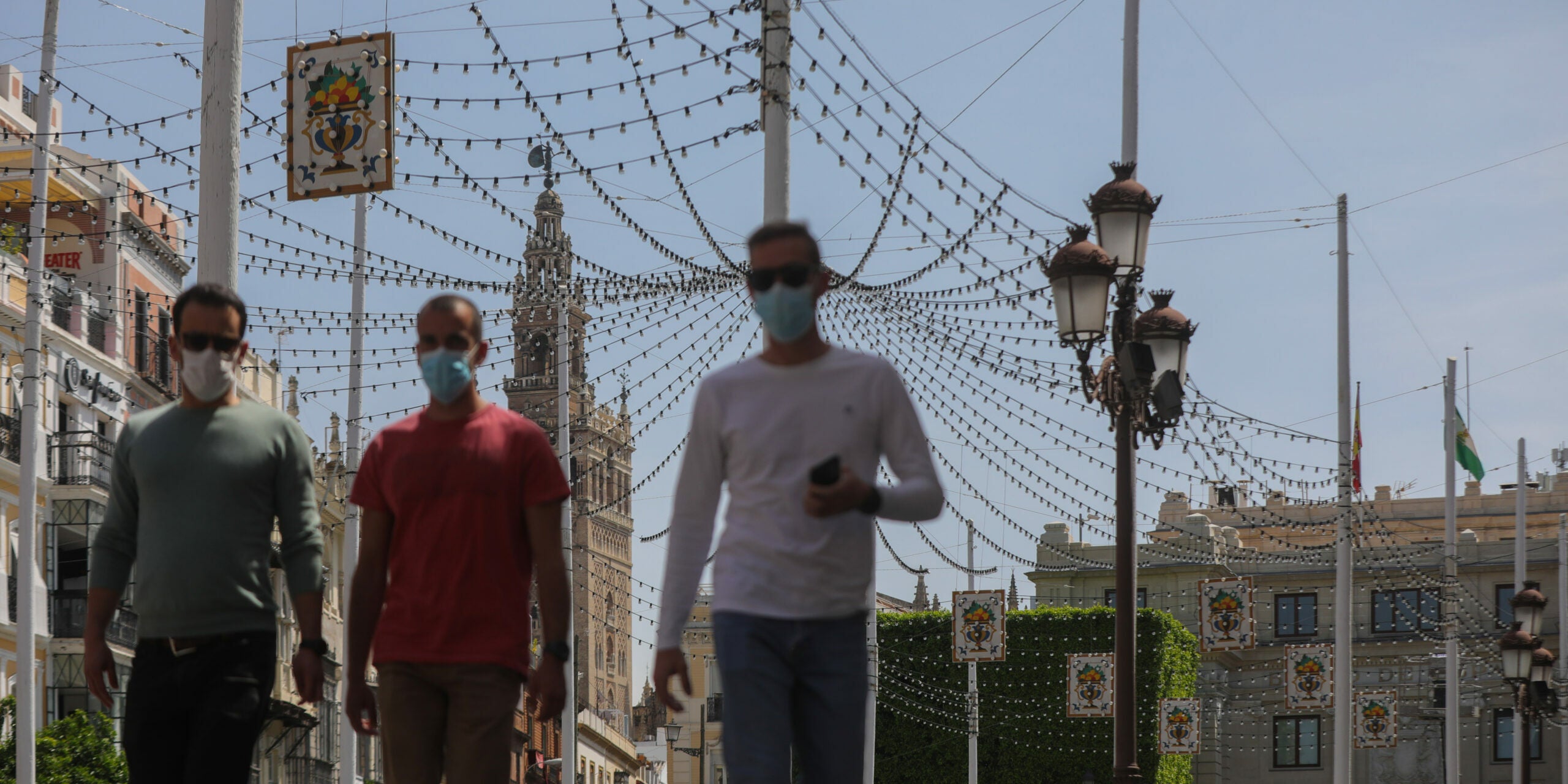 Sevillans passegen a prop de la Giralda, abans de la Fira d'Abril | Europa Press