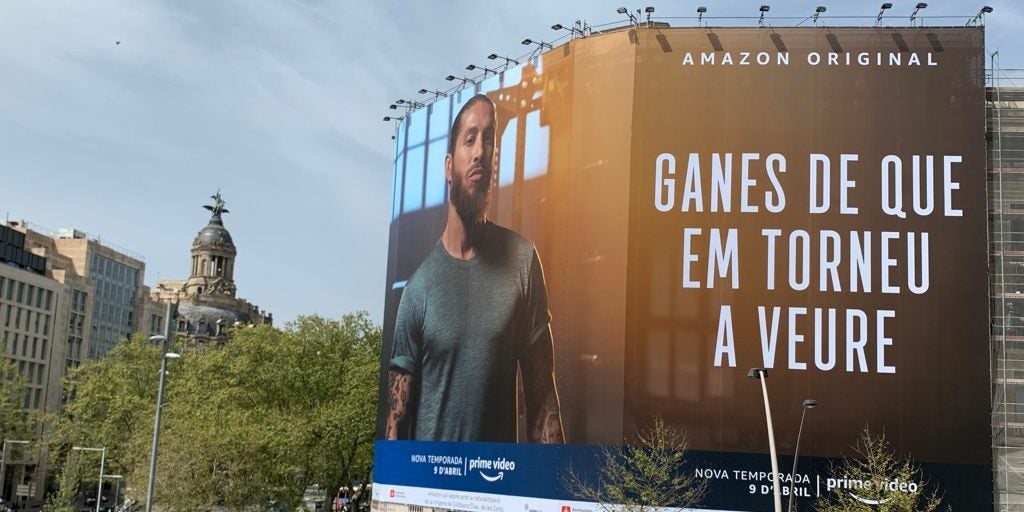 La pancarta d'Amazon i Ramos | El Món 