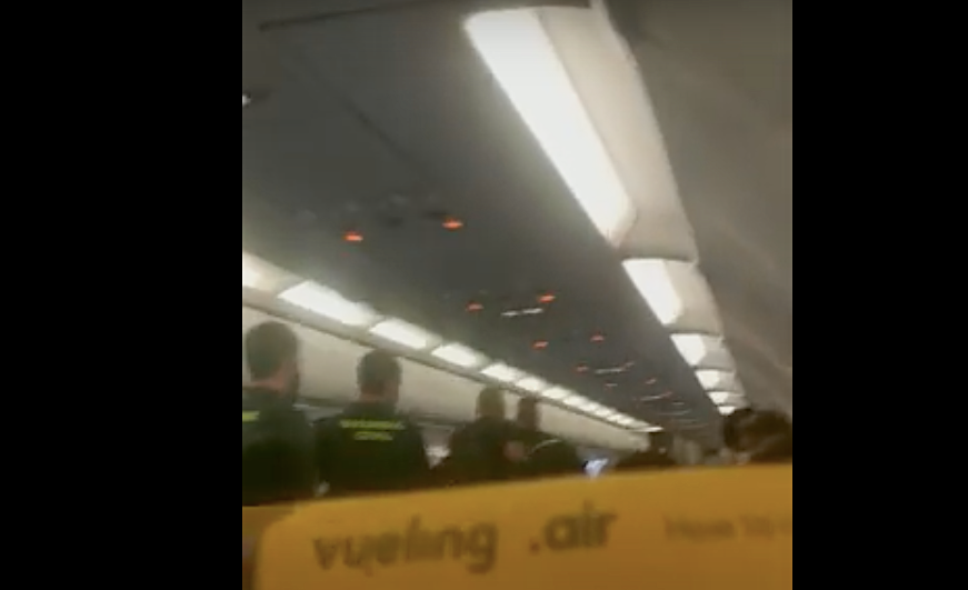Guàrdies civils expulsant boixos nois d'un avió que tornava de Sevilla després de la final de Copa / Imatge de vídeo de Món Esport