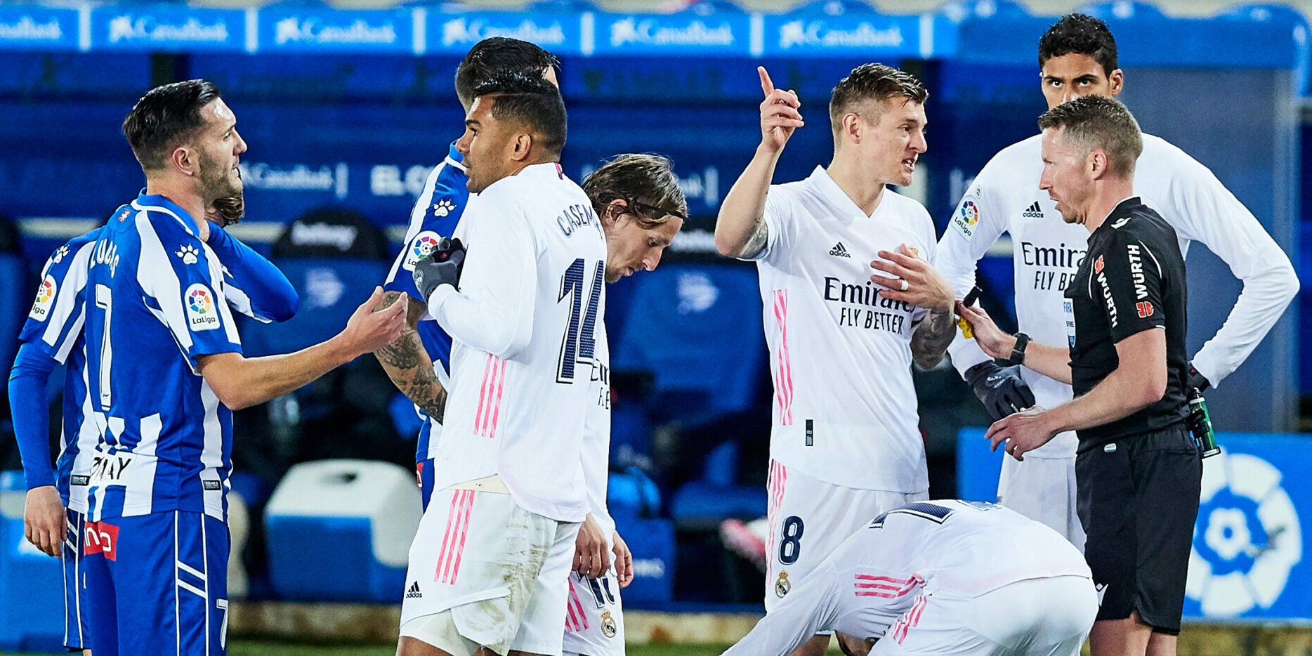  Toni Kroos demana explicacions a l'àrbitre Hernández Hernández | Europa-Press