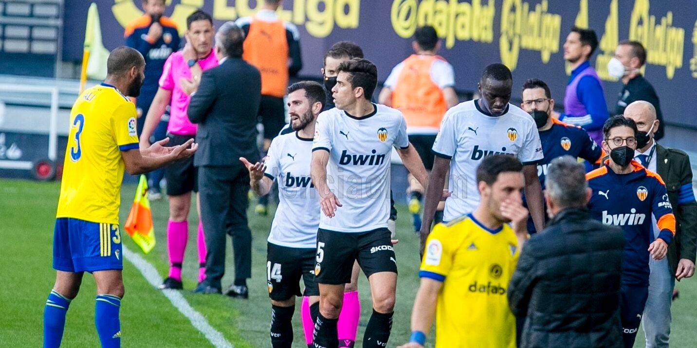 Els jugadors del València abandonant el camp | Europa Press