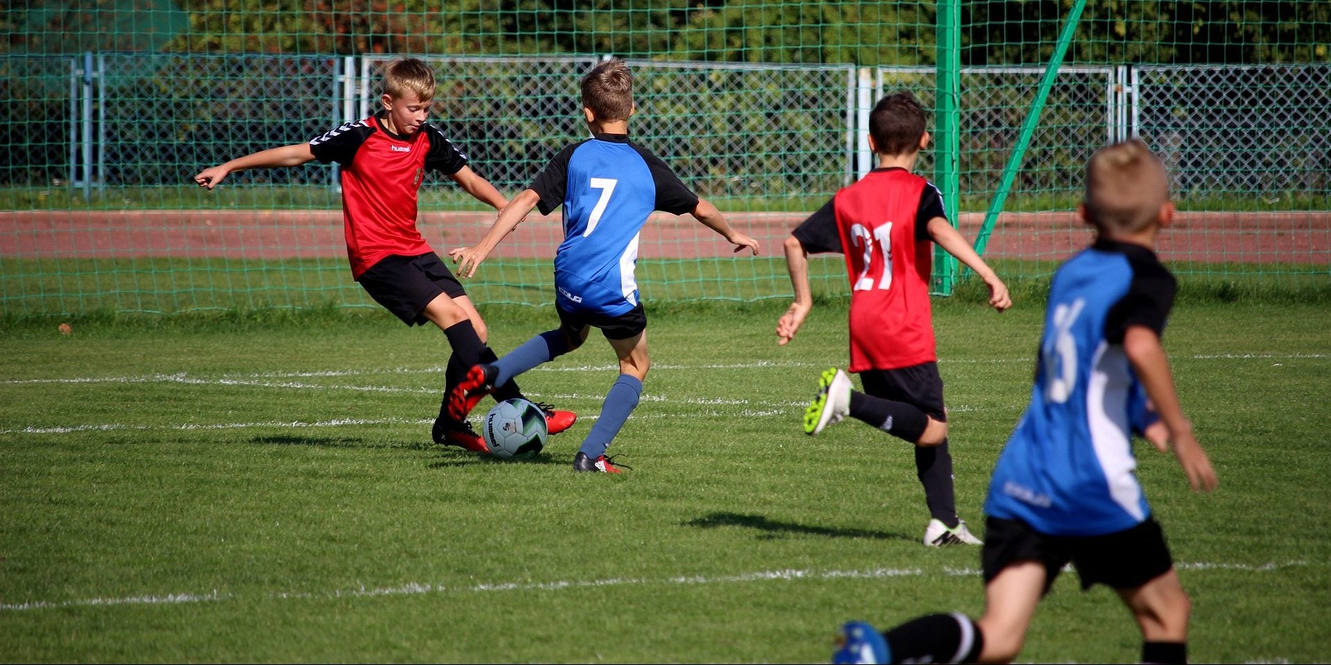 Un partit de futbol base, en arxiu | Pixabay