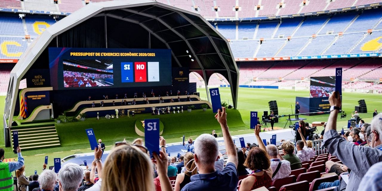 Els Compromissaris voten durant l'Assemblea al Camp Nou | FC Barcelona