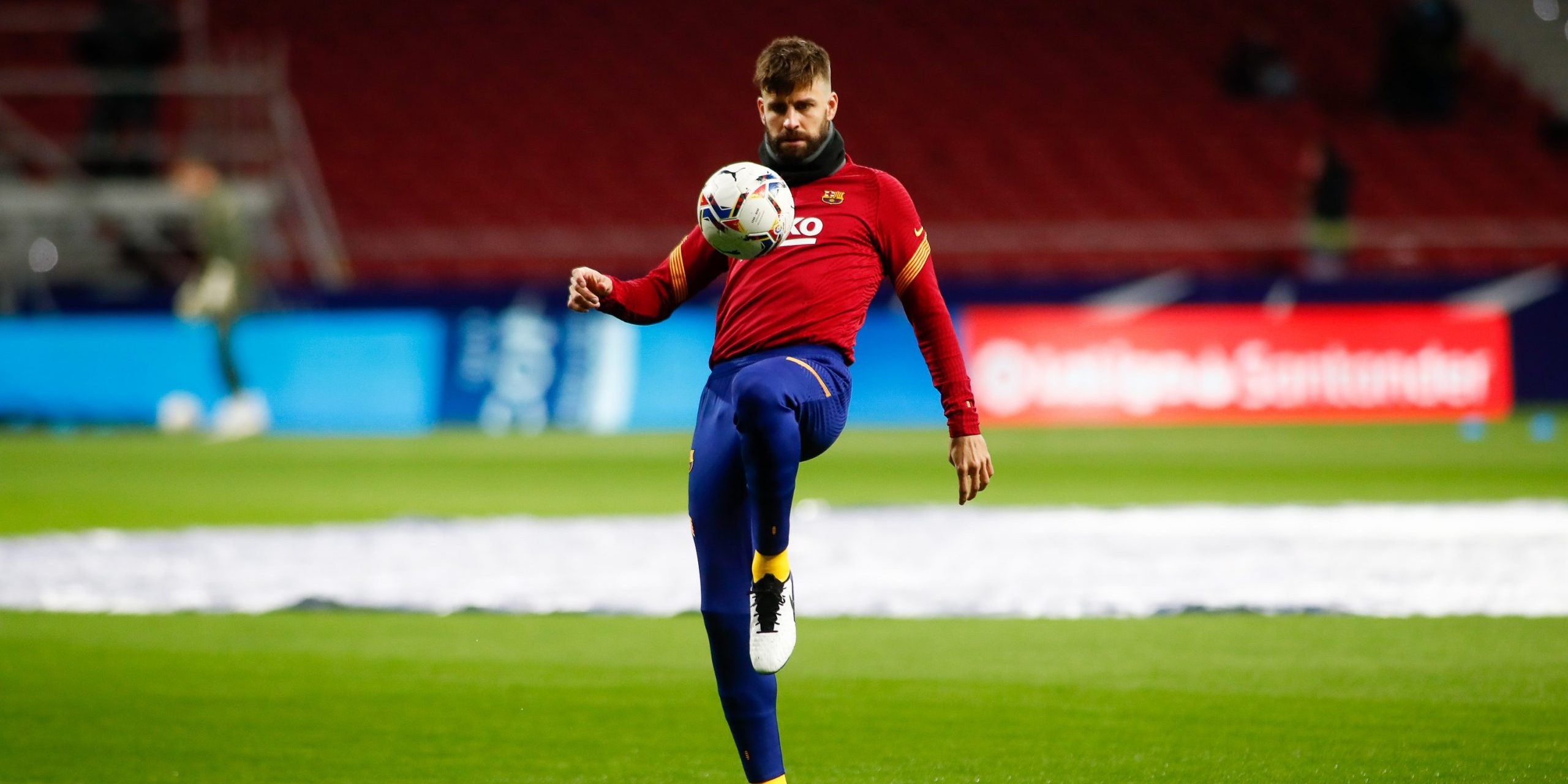 Gerard Piqué, durant un escalfament amb el Barça | Europa Press