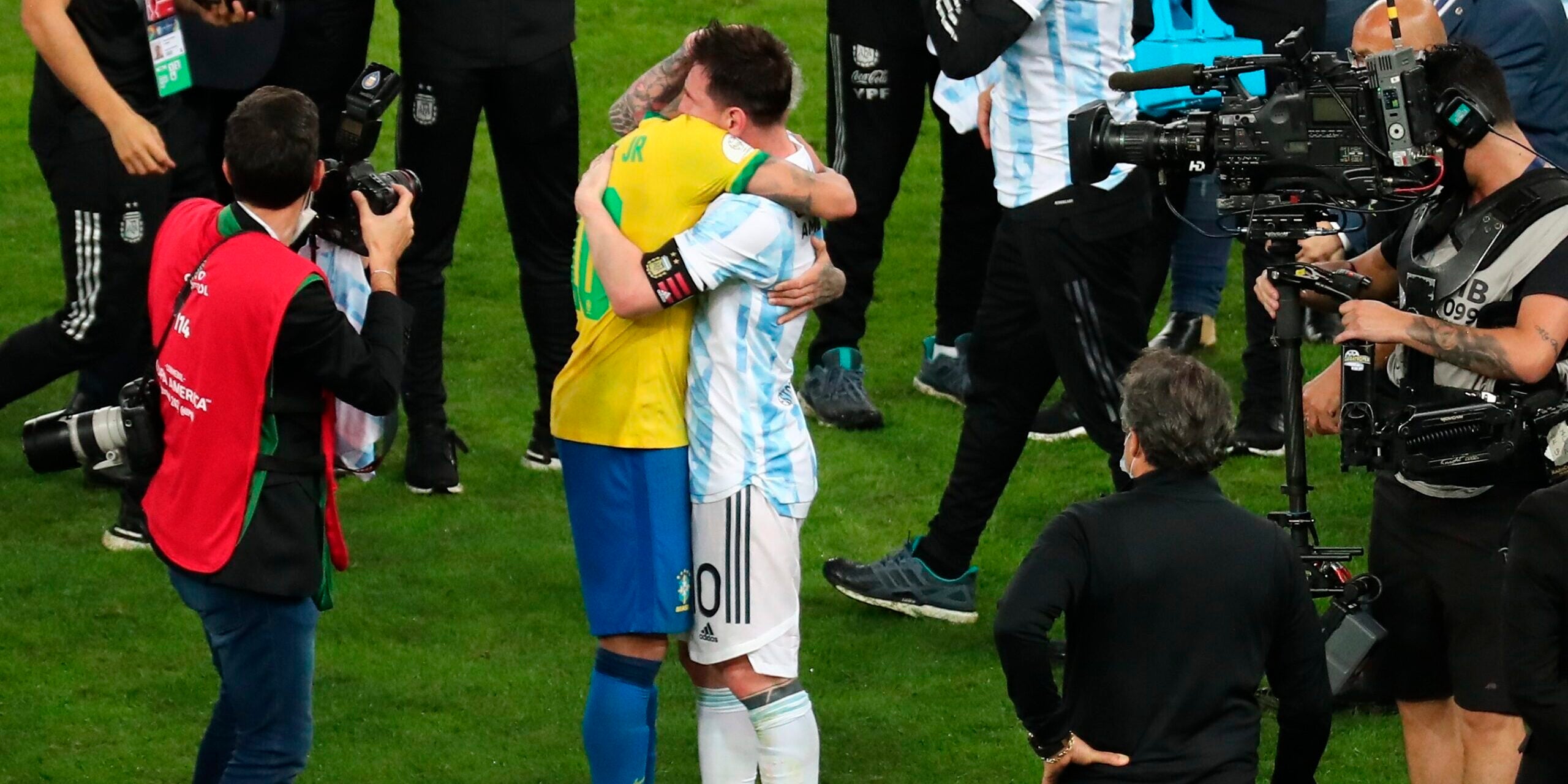 Emotiva abraçada entre Messi i Neymar després de la final | @CopaAmerica