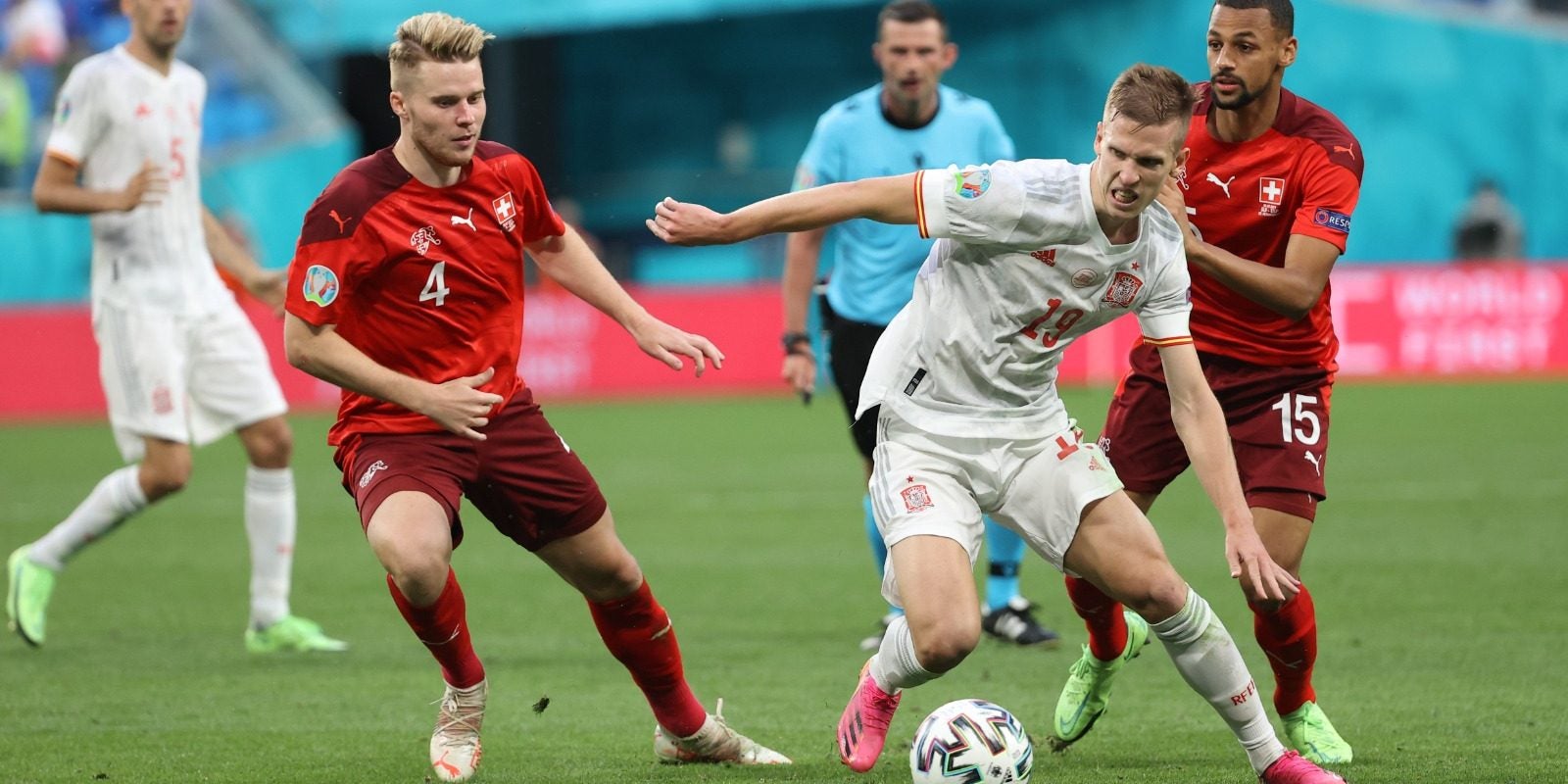 Dani Olmo lluita amb dos jugadors de Suïssa | @sefutbol