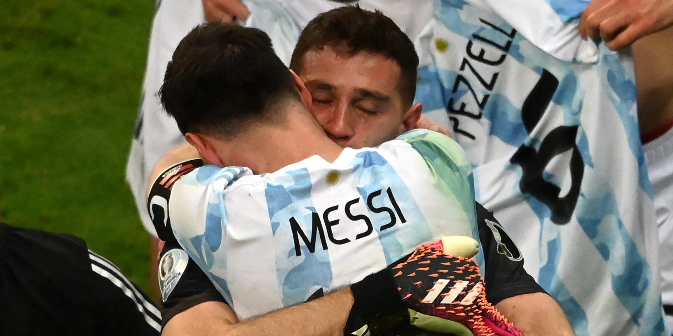 Leo Messi s'abraça amb el porter Emiliano Martínez | @Argentina