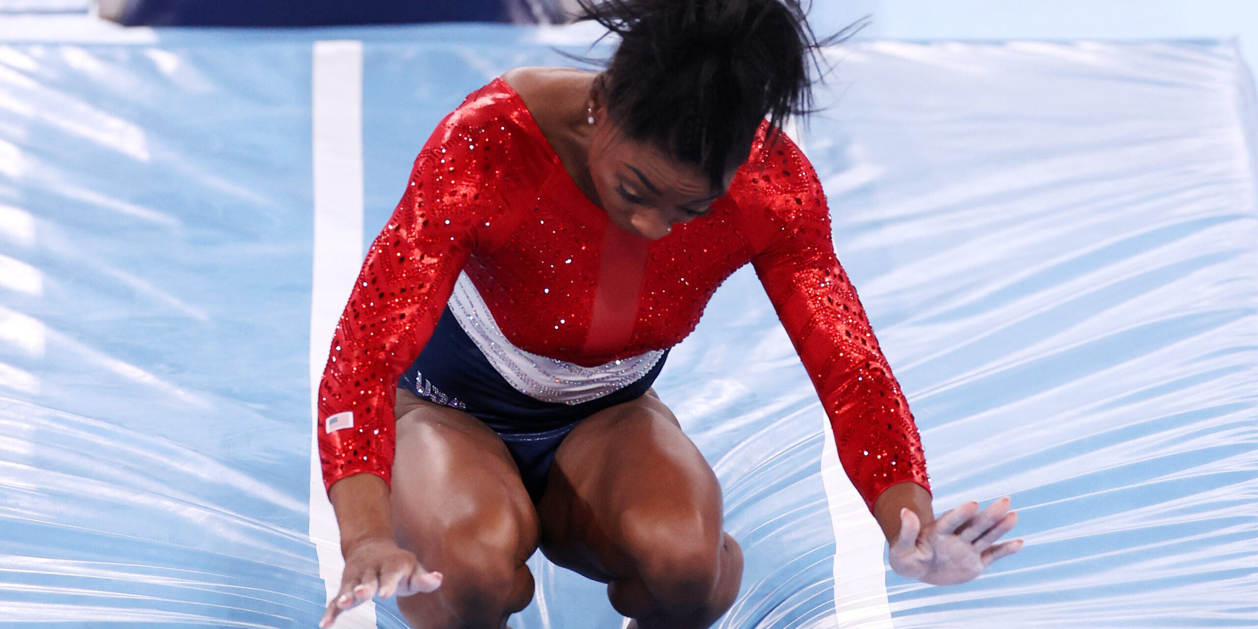 Simone Biles cau després del salt al poltre | Tòquio 2020